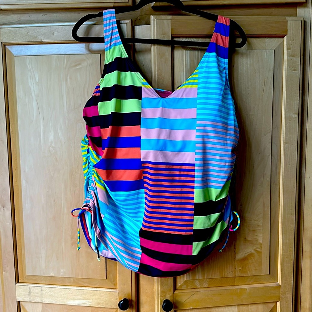 NWT Lands’ End Women’s Multi Color Tankini with underwire bra